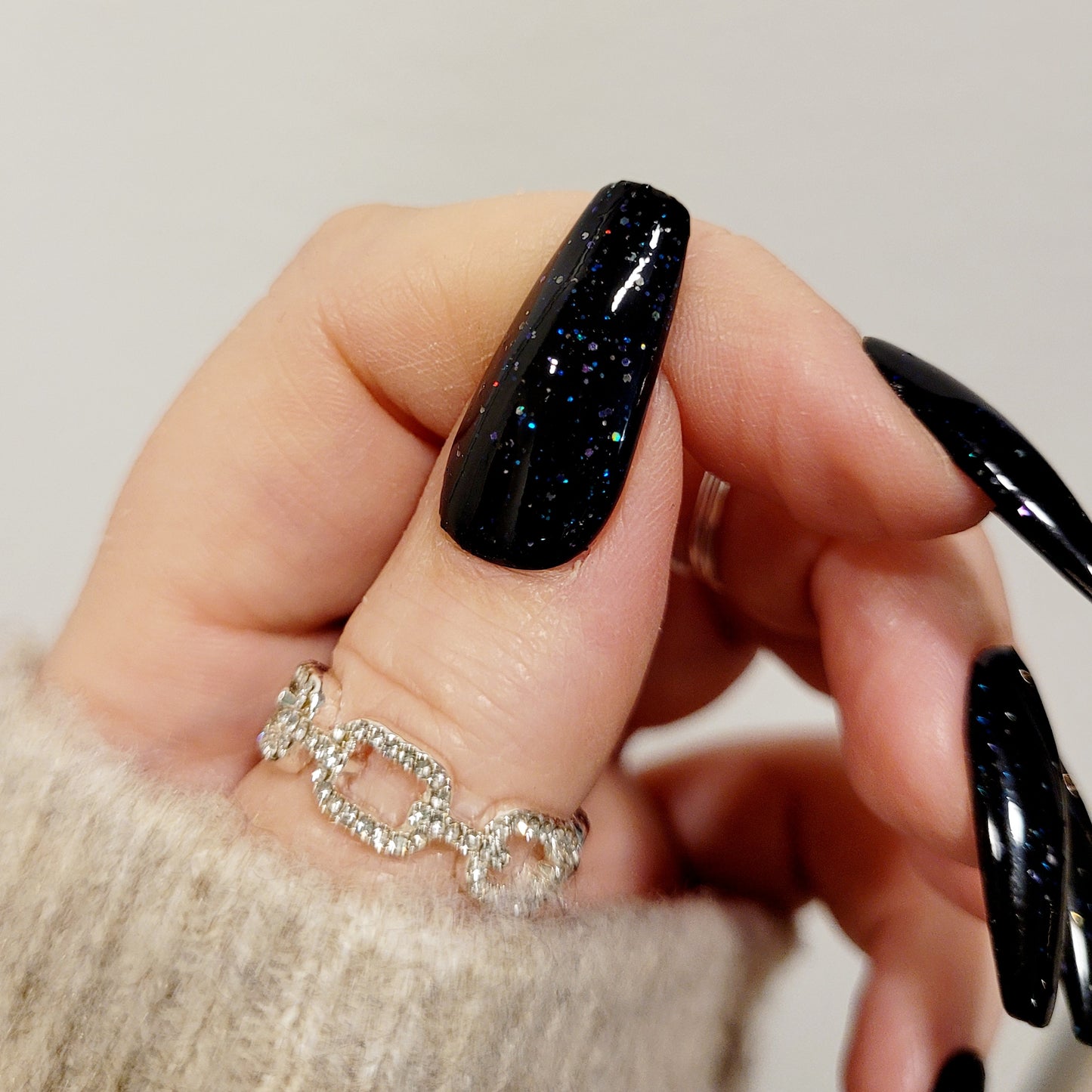 Glitter In The Dark press-on kynnet