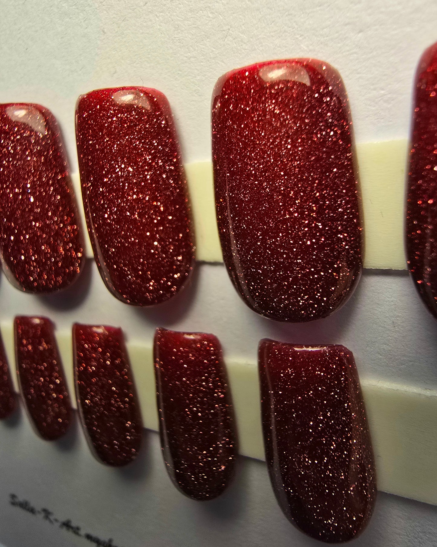 Pure Love press-on kynnet